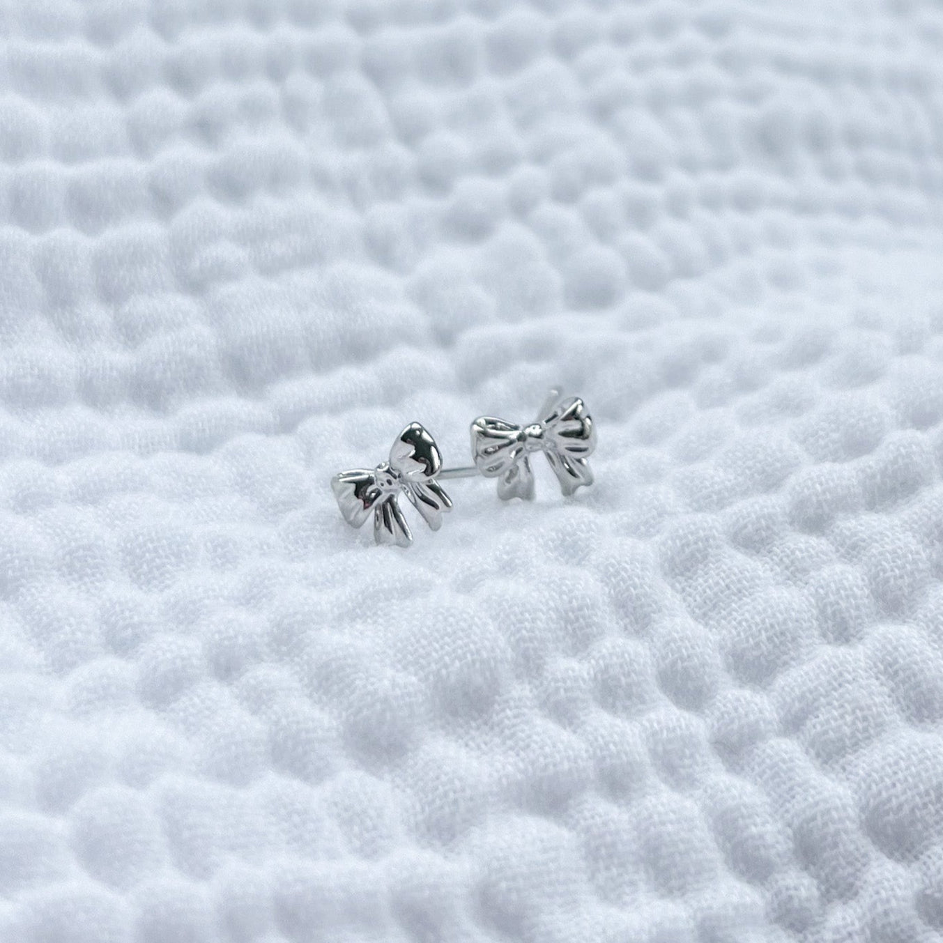 San Diego Mini Bow Stud Earrings (Silver)